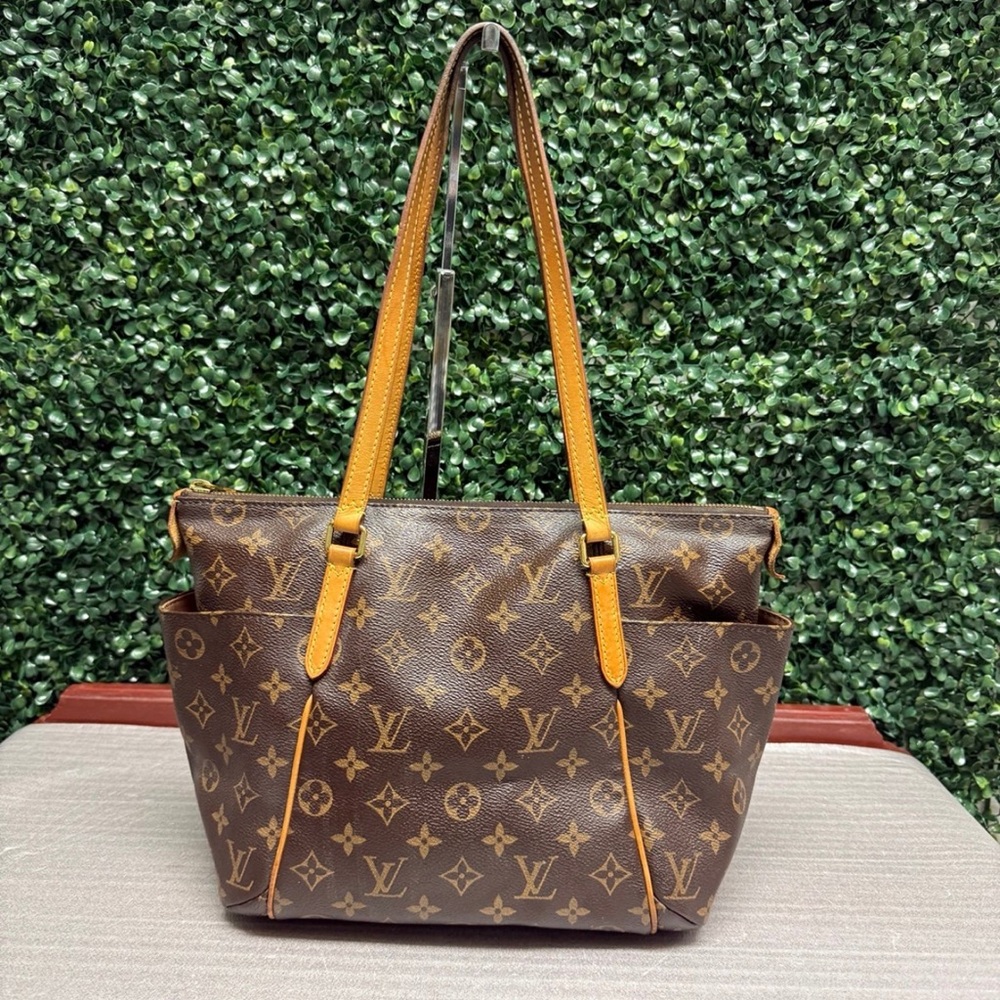 LOUIS VUITTON
Monogram Totally PM - Picture 3 of 12